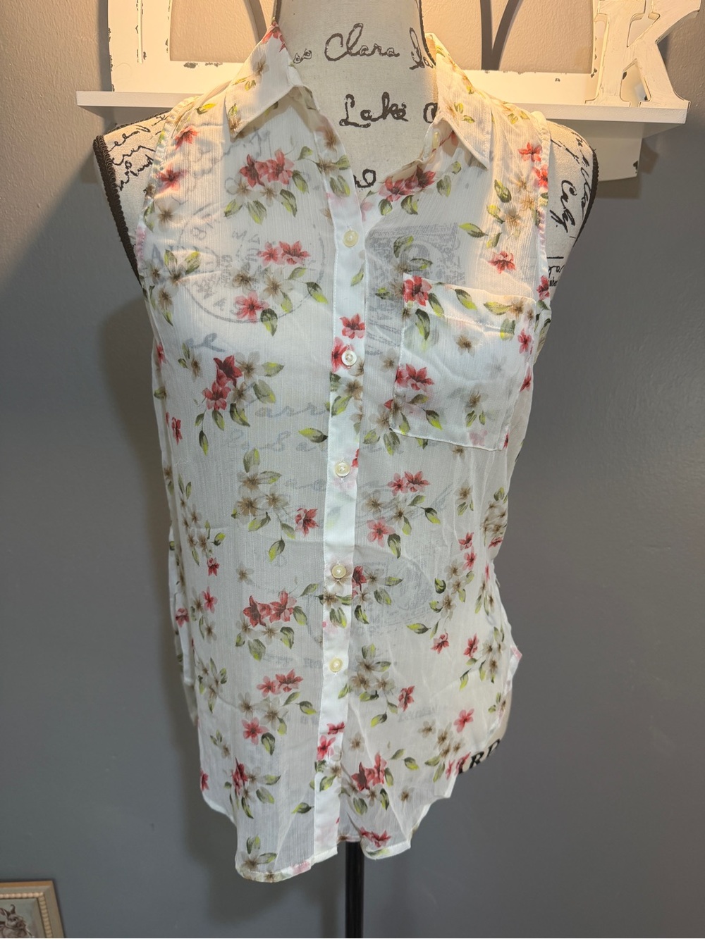 HOLLISTER SLEEVELESS FLORAL BUTTON UP BLOUSE SZ XS